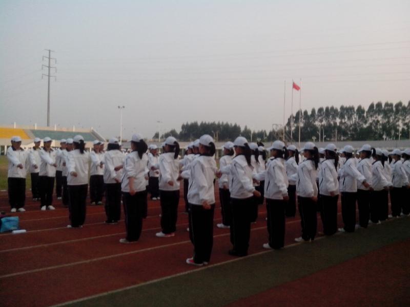 太阳成集团tyc411832012级新生军训系列报道之齐步走3.jpg