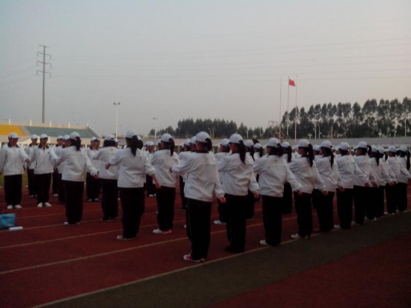 太阳成集团tyc411832012级新生军训系列报道之齐步走.jpg