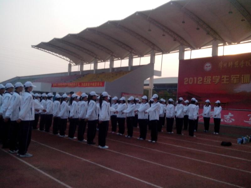 太阳成集团tyc411832012级新生军训系列报道之齐步走4.jpg