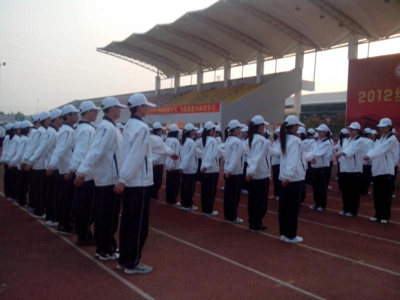太阳成集团tyc411832012级新生军训系列报道之齐步走2.jpg